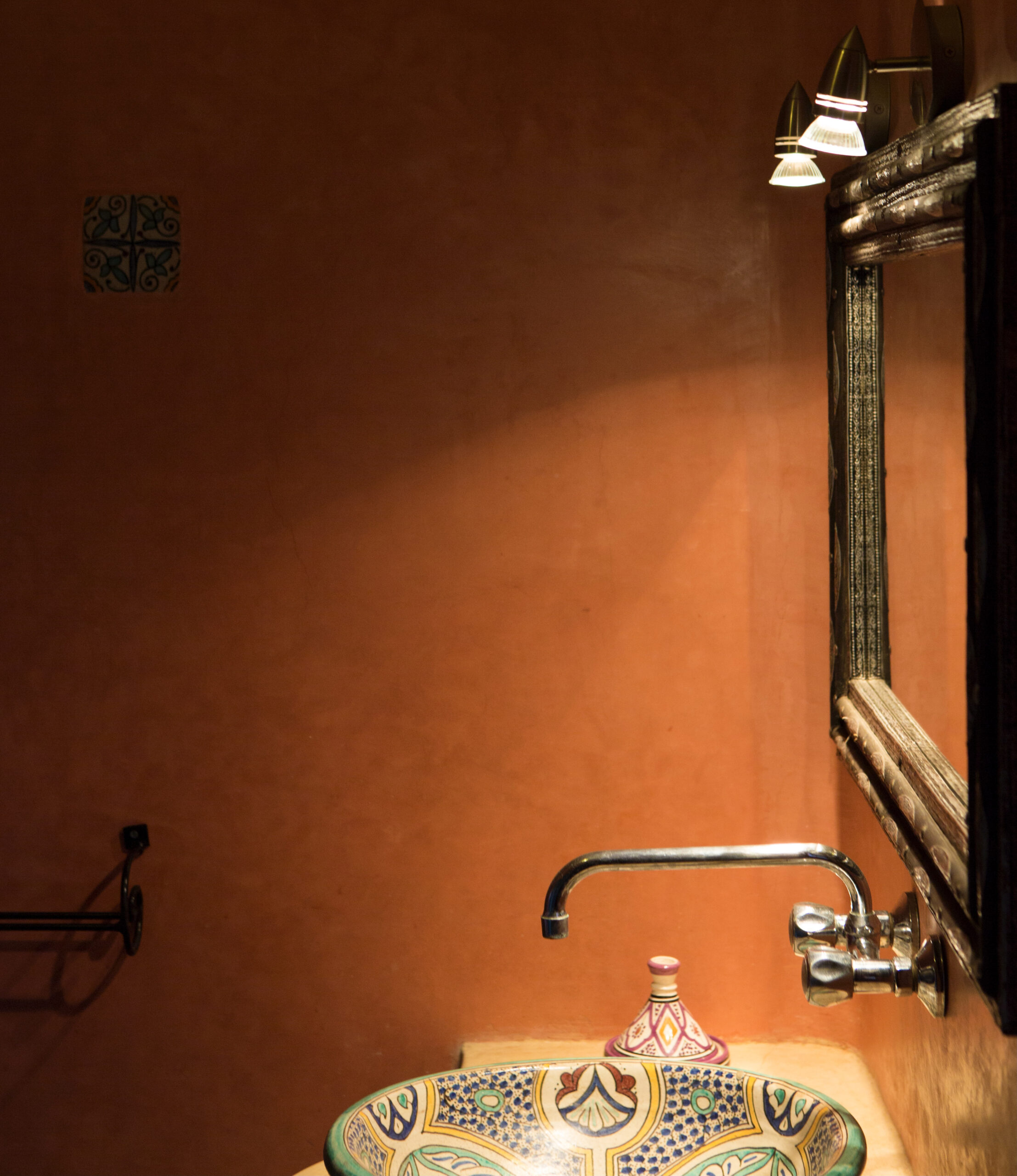 Traditionele tadelakt kalkstuc badkamer