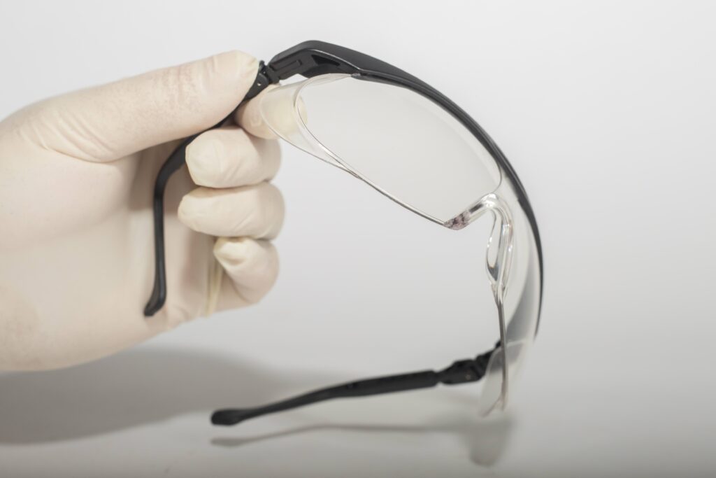 PBM set voor veilig werken met kalkverf en kalkmortel – bril, masker, handschoenen en oogspoeling