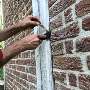 Aanbrengen geteerd vlas lont en zand mastiek