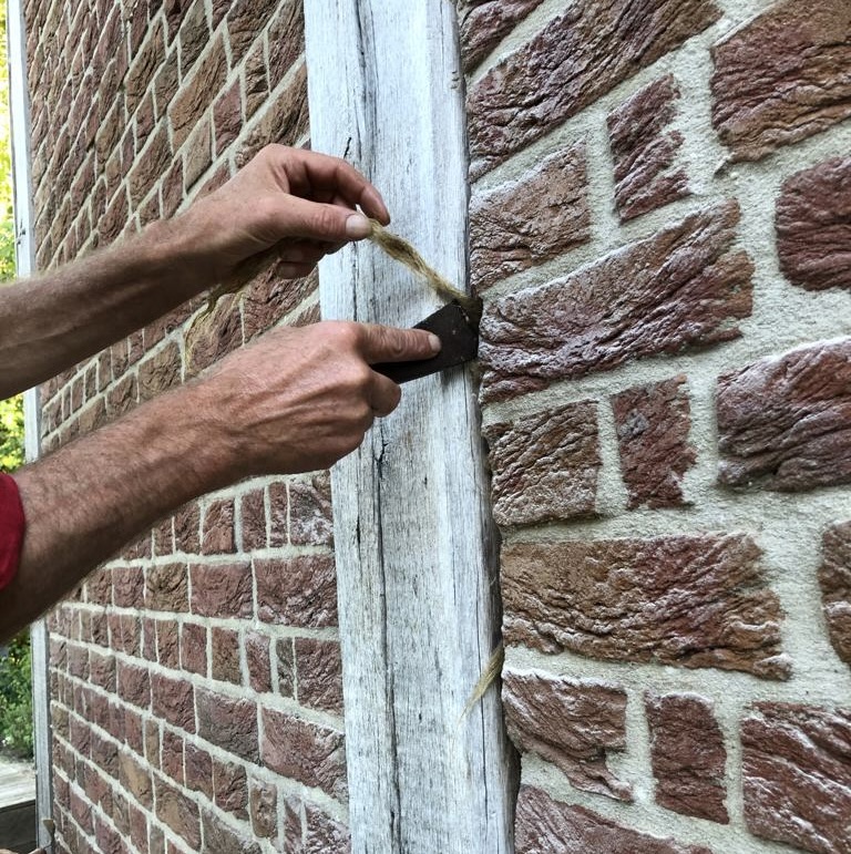Aanbrengen geteerd vlas lont en zand mastiek