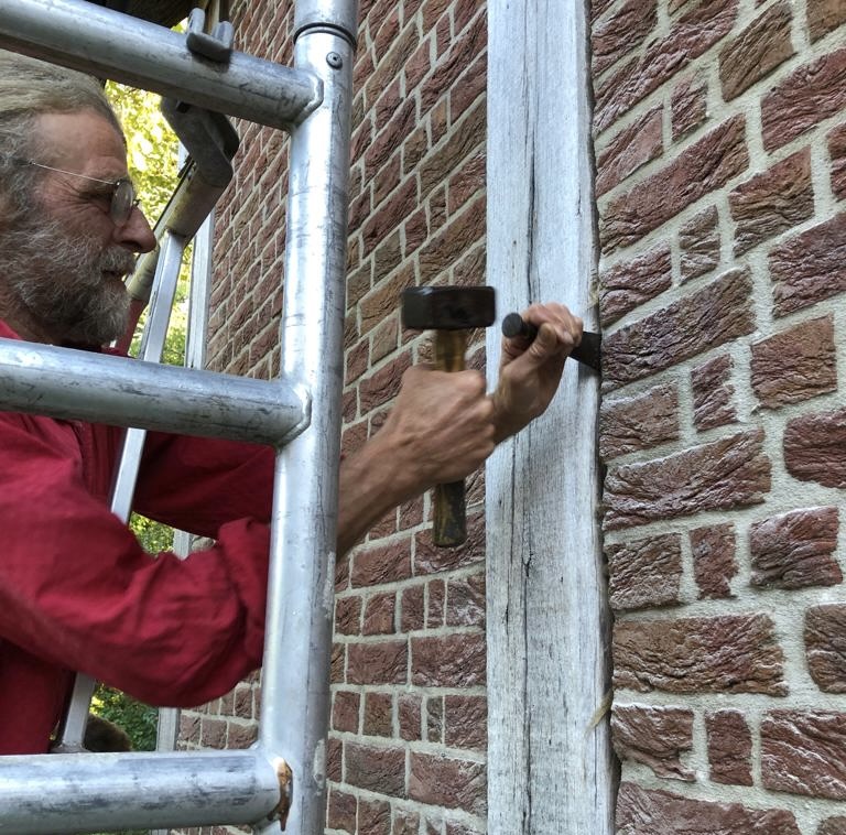 Aanbrengen geteerd vlas lont en zand mastiek