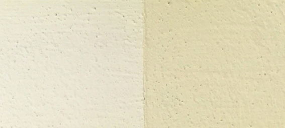 Licht geel oker. Foto links: het pigment wordt gemengd in de Badisof Plus (kant-en-klare kalkverf die je in ons deco-assortiment vindt) in een verhouding van 5%, dus 50 g pigment per kilo witkalk. Foto rechts: het pigment wordt gemengd in de Badisof Plus in een verhouding van 20%, dus 200g pigment per kilo witkalk.