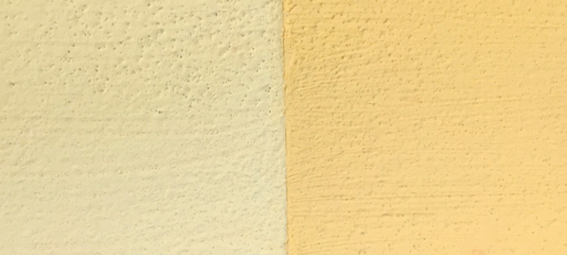 Donker geel oker. Foto links: het pigment wordt gemengd in de Badisof Plus (kant-en-klare kalkverf die je in ons deco-assortiment vindt) in een verhouding van 5%, dus 50 g pigment per kilo witkalk. Foto rechts: het pigment wordt gemengd in de Badisof Plus in een verhouding van 20%, dus 200g pigment per kilo witkalk.