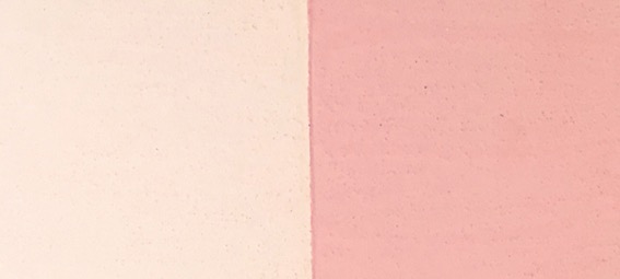 Porto rood. Foto links: het pigment wordt gemengd in de Badisof Plus (kant-en-klare kalkverf die je in ons deco-assortiment vindt) in een verhouding van 5%, dus 50 g pigment per kilo witkalk. Foto rechts: het pigment wordt gemengd in de Badisof Plus in een verhouding van 20%, dus 200g pigment per kilo witkalk.