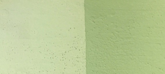 Pistache groen Foto links: het pigment wordt gemengd in de Badisof Plus (kant-en-klare kalkverf die je in ons deco-assortiment vindt) in een verhouding van 5%, dus 50 g pigment per kilo witkalk. Foto rechts: het pigment wordt gemengd in de Badisof Plus in een verhouding van 20%, dus 200g pigment per kilo witkalk.