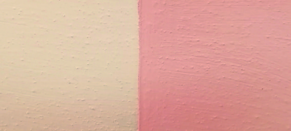 Vermiljoen rood (Imitatie)l Foto links: het pigment wordt gemengd in de Badisof Plus (kant-en-klare kalkverf die je in ons deco-assortiment vindt) in een verhouding van 5%, dus 50 g pigment per kilo witkalk. Foto rechts: het pigment wordt gemengd in de Badisof Plus in een verhouding van 20%, dus 200g pigment per kilo witkalk.