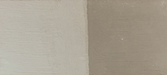 Kassels Bruin pigment. Foto links: het pigment wordt gemengd in de Badisof Plus (kant-en-klare kalkverf die je in ons deco-assortiment vindt) in een verhouding van 5%, dus 50 g pigment per kilo witkalk. Foto rechts: het pigment wordt gemengd in de Badisof Plus in een verhouding van 20%, dus 200g pigment per kilo witkalk.