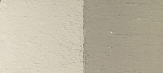 Romeins zwart pigment. Foto links: het pigment wordt gemengd in de Badisof Plus (kant-en-klare kalkverf die je in ons deco-assortiment vindt) in een verhouding van 5%, dus 50 g pigment per kilo witkalk. Foto rechts: het pigment wordt gemengd in de Badisof Plus in een verhouding van 20%, dus 200g pigment per kilo witkalk.