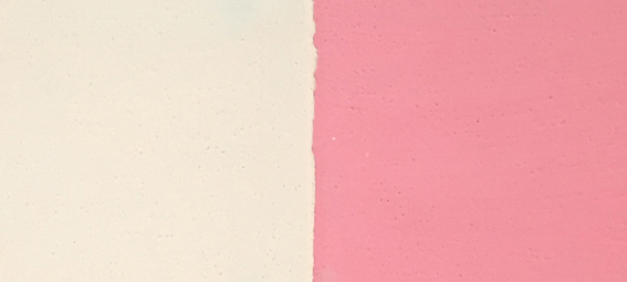 Cinnaber rood. Foto links: het pigment wordt gemengd in de Badisof Plus (kant-en-klare kalkverf die je in ons deco-assortiment vindt) in een verhouding van 5%, dus 50 g pigment per kilo witkalk. Foto rechts: het pigment wordt gemengd in de Badisof Plus in een verhouding van 20%, dus 200g pigment per kilo witkalk.