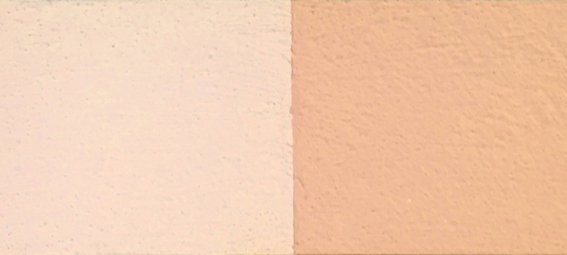 Venetiaans rood. Foto links: het pigment wordt gemengd in de Badisof Plus (kant-en-klare kalkverf die je in ons deco-assortiment vindt) in een verhouding van 5%, dus 50 g pigment per kilo witkalk. Foto rechts: het pigment wordt gemengd in de Badisof Plus in een verhouding van 20%, dus 200g pigment per kilo witkalk.