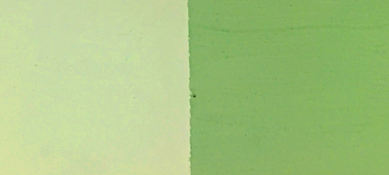 Monte Carlo groen. Foto links: het pigment wordt gemengd in de Badisof Plus (kant-en-klare kalkverf die je in ons deco-assortiment vindt) in een verhouding van 5%, dus 50 g pigment per kilo witkalk. Foto rechts: het pigment wordt gemengd in de Badisof Plus in een verhouding van 20%, dus 200g pigment per kilo witkalk.